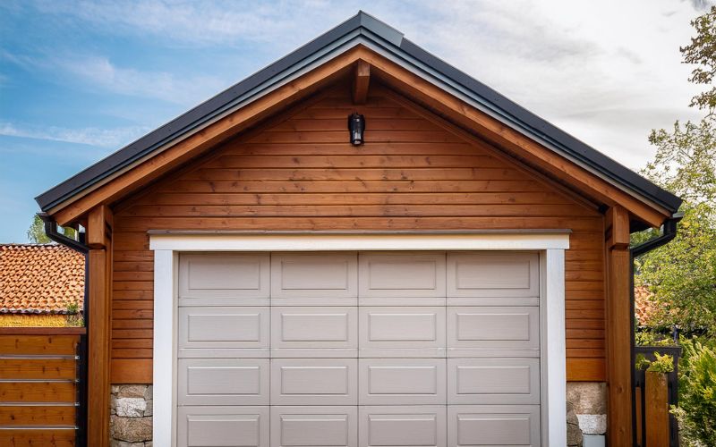 Byte av hängrännor, stuprör, vindskivor till villa & garage. Surte, Ale kommun