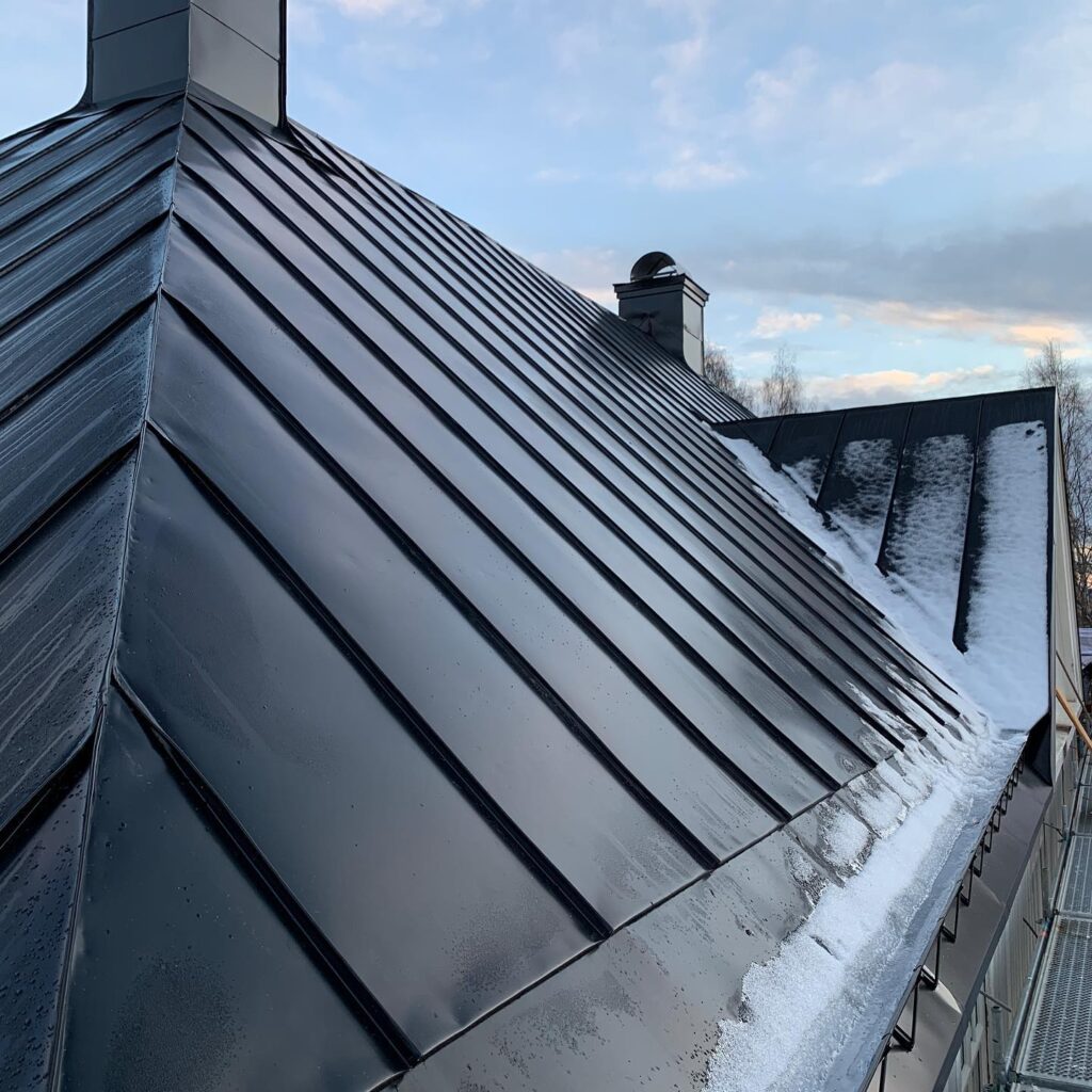 Omläggning av korrugerat plåttak på fritidshus. Partille Furulund