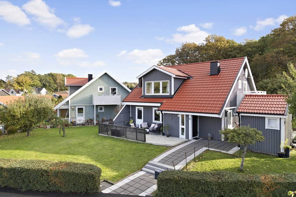 Takrenovering betongpannor fritidshus & byte träpanel. Fjärås Kungsbacka